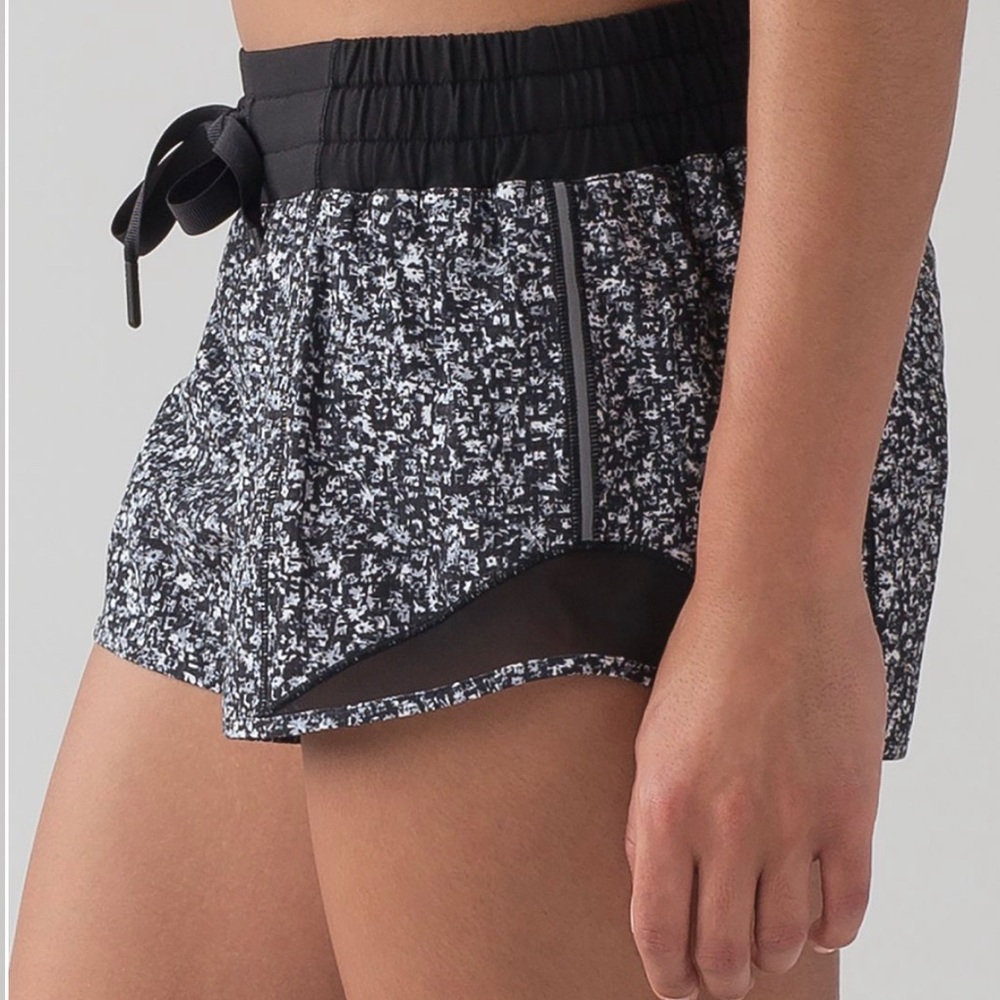 Lululemon Hotty Hot Short (2 1/2" )
Daisy Dust Alpine White Black / Black